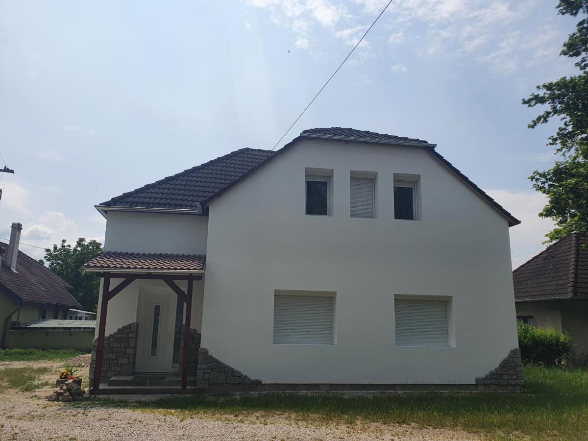 Sosto Apartman Szekesfehervar Exterior photo